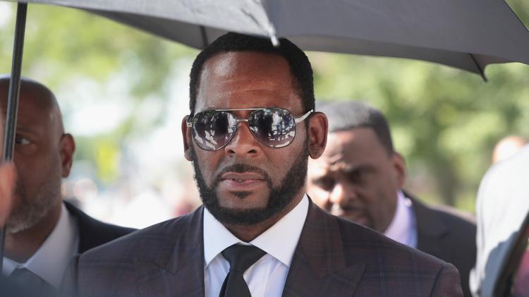 R. Kelly pede a Trump que comute sua pena de 30 anos de prisão; Casa Branca chama pedido de ‘solicitação aleatória’