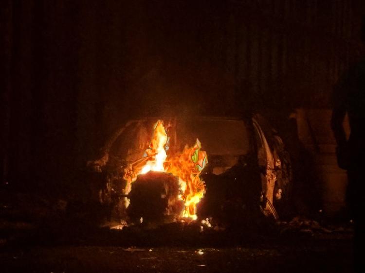 Manifestantes incendeiam casas e carros em protestos anti-imigração na Irlanda do Norte