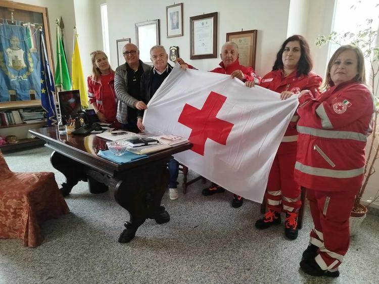 Castelforte: La delegazione del Comitato Croce Italiana Sud Pontino ricevuta dal Sindaco. Donata al Comune la bandiera dell’Associazione.