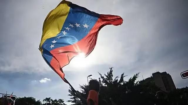 Dívida da Venezuela pode chegar a US$ 240 bilhões, diz jornal