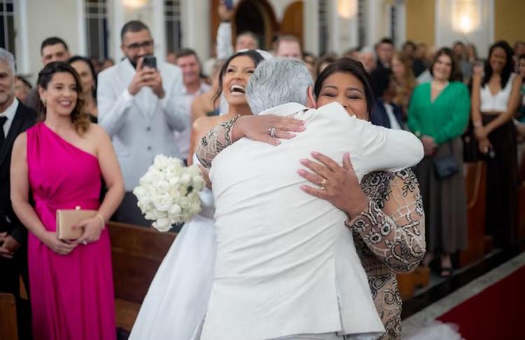 Mãe vira cupido em aplicativo de relacionamento e ajuda filha a encontrar marido: 'Achou o amor da minha vida'