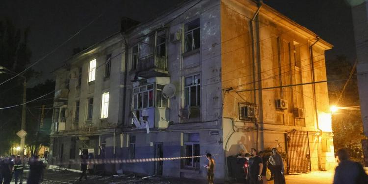Mosca attacca Odessa nella notte: due morti e otto feriti. Zelensky: distrutto bombardiere russo Tu-95