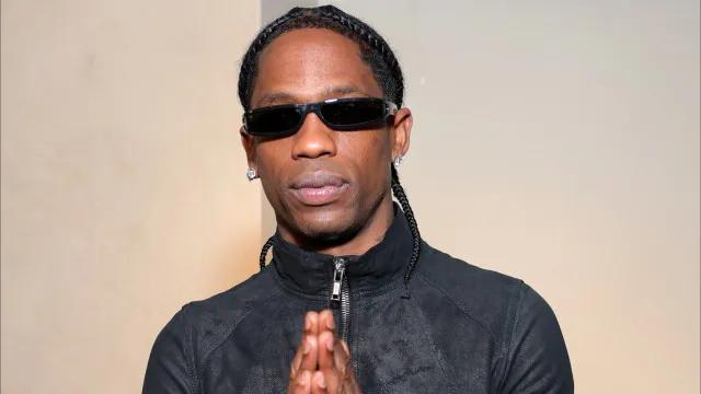 Travis Scott torce pelo Brasil durante jogo de estreia e ganha camisa autografada de Vini Jr.
