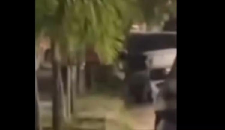 Mulher é espancada por assaltante e tem carro roubado no Recife; vídeo mostra agressões