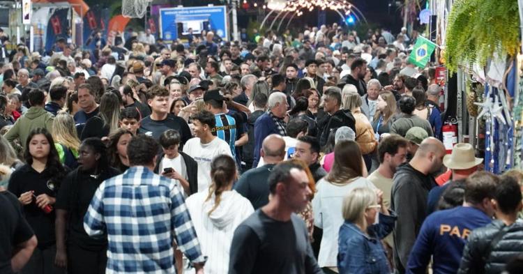 Festa Raízes de Taquaras começa com grande público; programação segue até domingo