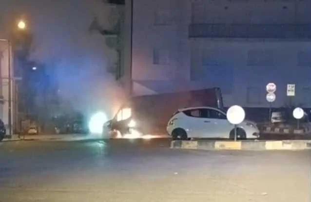 Paura nella notte a Eboli: furgone in fiamme dietro il Comune, i residenti chiedono sicurezza