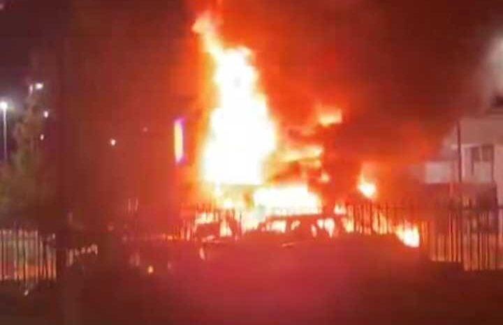 Auto in fiamme sulla Ss18 a Battipaglia: paura nella notte ma nessun ferito