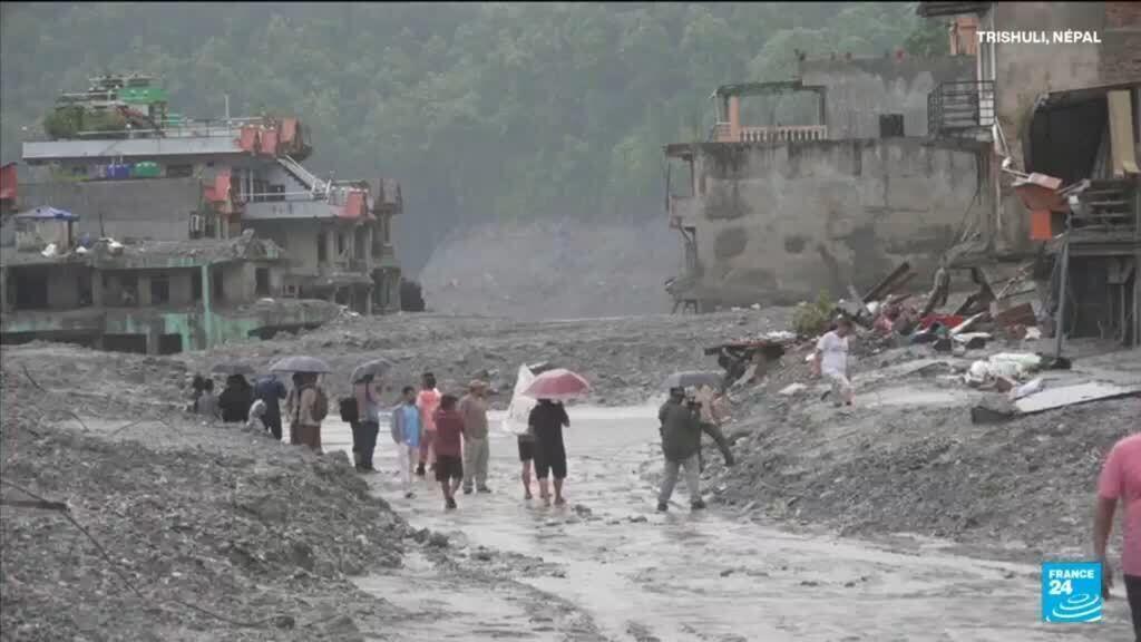 Crue dans l'Himalaya : les secours toujours à pied d'oeuvre au Népal