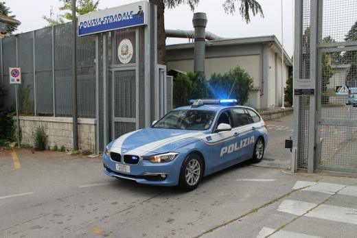 Potenza, calci e schiaffi agli agenti di Polizia: arrestato