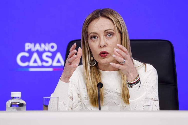 Via libera al Piano casa, Meloni: "Oltre 100mila alloggi in 10 anni tra popolari e a prezzi calmierati". Taglio delle accise prorogato e sì al ddl sgomberi: "Saranno più veloci"