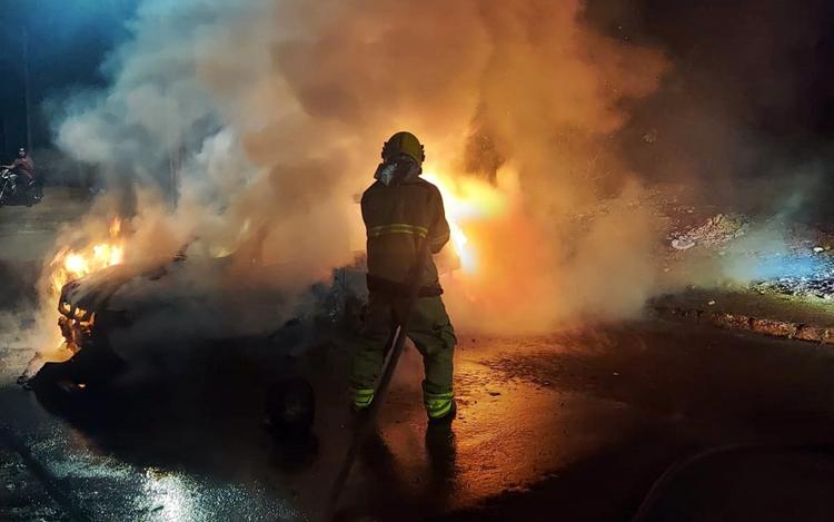 Motorista foge sem prestar socorro após atropelar crianças e carro é incendiado por moradores em MG