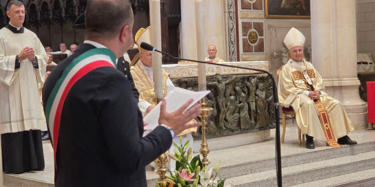 Reggio si affida alla Madonna della Consolazione: il sindaco Cannizzaro ha rinnovato la storica tradizione dell'offerta del cero votivo