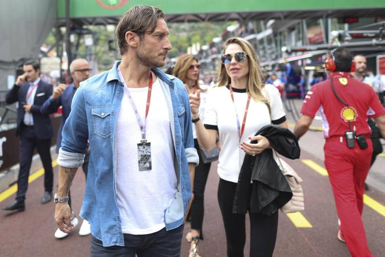 Francesco Totti e Ilary Blasi, le tappe della crisi fino al divorzio: i tradimenti, i gossip, l’assegno di mantenimento