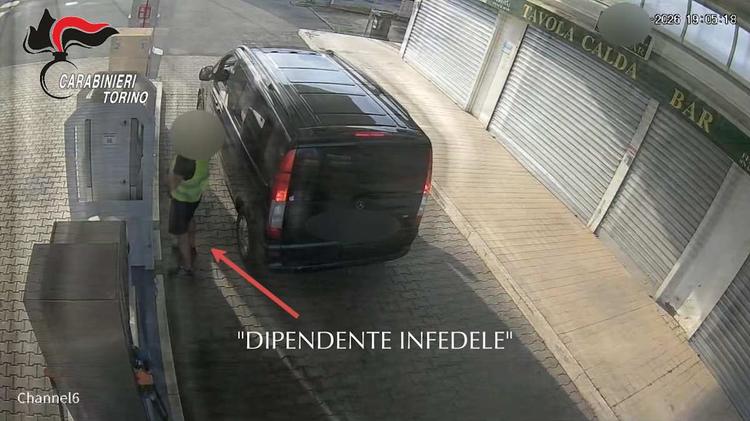 TORINO – Riempiono taniche di gasolio con carte carburante clonate: 4 arresti