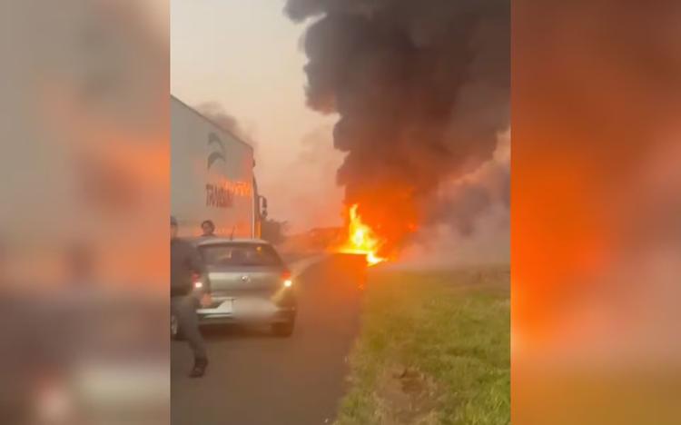 Caminhão carregado com óleo pega fogo e chamas se espalham por vegetação às margens de rodovia