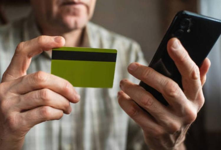 Sempre più frodi digitali, over 65 nel mirino. "Inasprire le sanzioni non è più sufficiente"