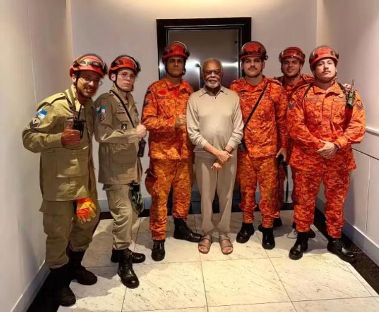 Bombeiros resgatam Gilberto Gil em elevador no Rio e afirmam que ele não ficou ferido