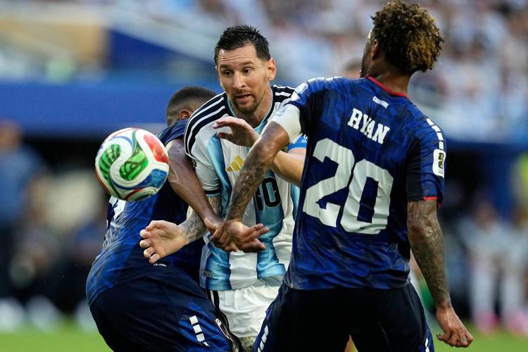 Messi lasciato solo. Ora serve l’Argentina