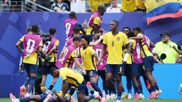Equador vence Alemanha de virada e carimba vaga no mata-mata da Copa