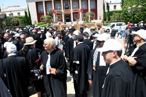 اعتصام المحامين أمام البرلمان..الحزب المغربي الحرب يدعو إلى إعادة فتح مسار التفاوض