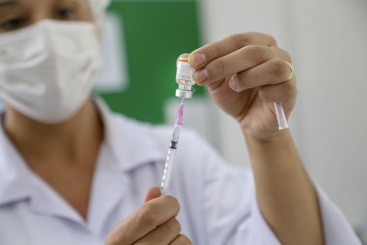 Porto Alegre fica sem doses contra a Covid-19 e suspende vacinação para maiores de 12 anos