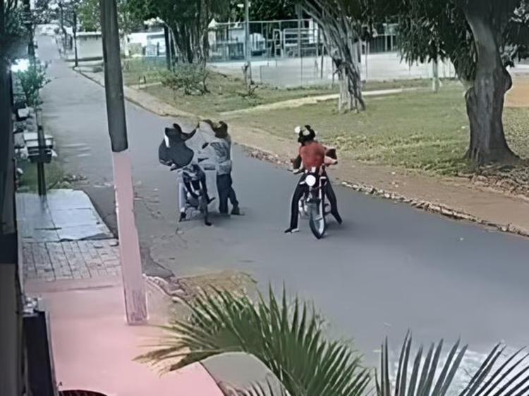 VÍDEO: Homem tem moto e celular roubados e é agredido por criminosos em Rio Branco