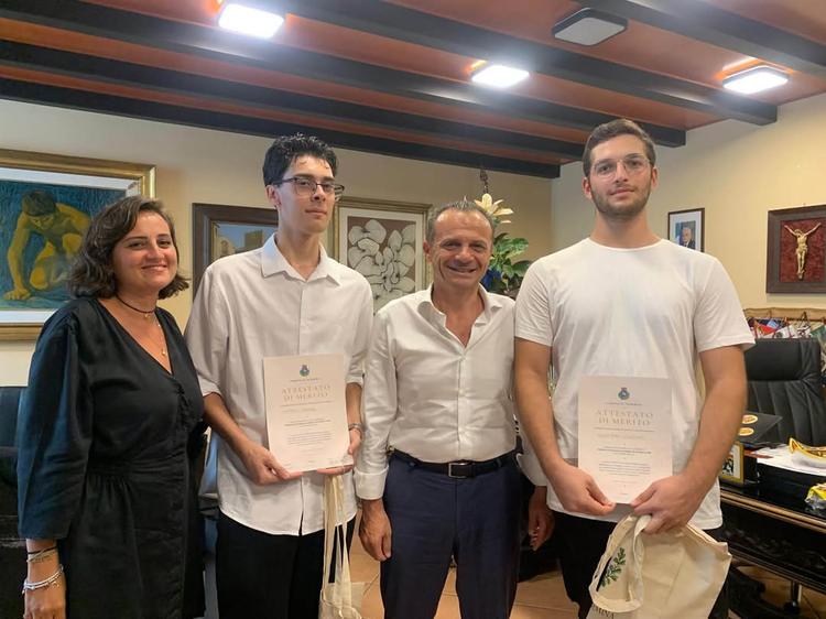 Oggi altri due giovani taorminesi hanno ricevuto il nostro riconoscimento per un risultato straordinario. Insieme all’as...