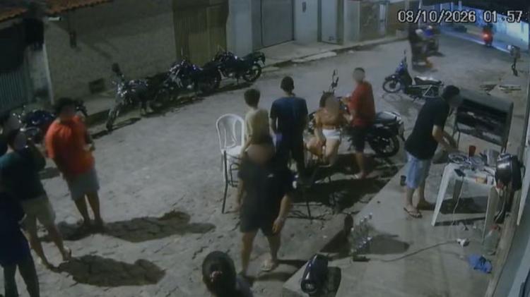 Vídeo: Grupo é alvo de cerca de 20 tiros durante ataque em Teresina; mulher foi baleada