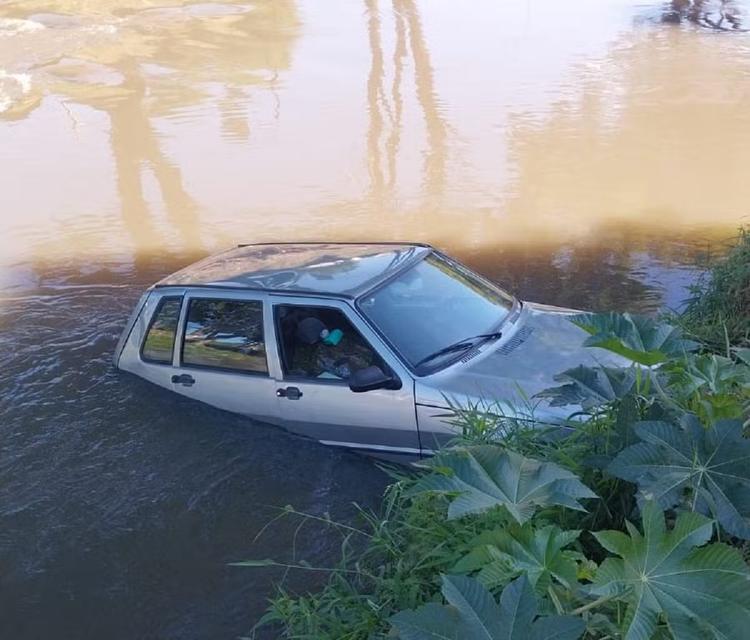 Carro é fechado por caminhão e cai no Rio Paraibuna, em Juiz de Fora