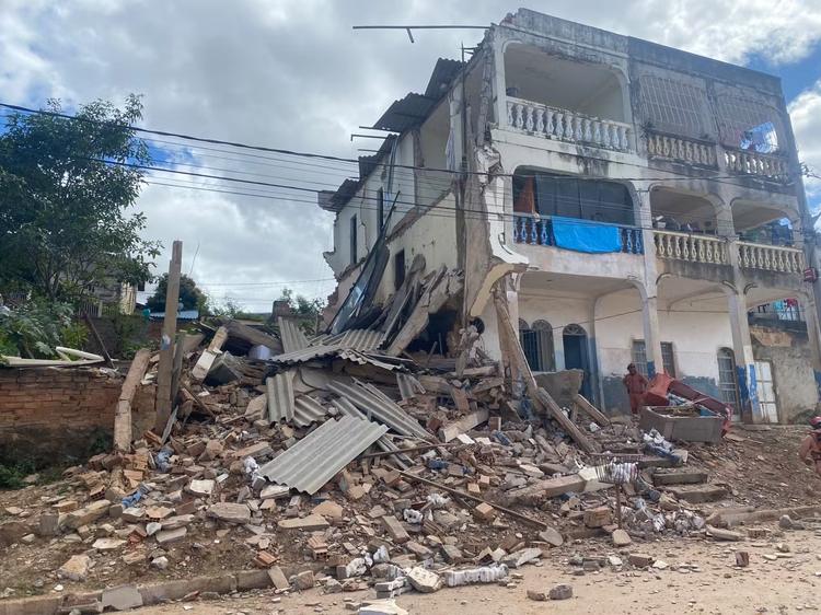 Prédio desaba parcialmente e deixa feridos em Governador Valadares