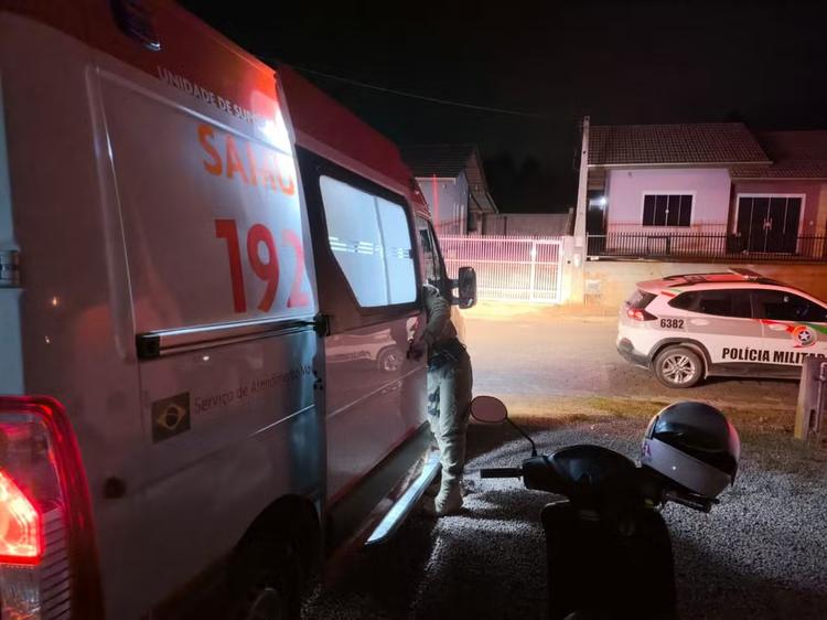 Mulher é esfaqueada pelo companheiro em SC e socorrida por vizinhos após fugir pela janela