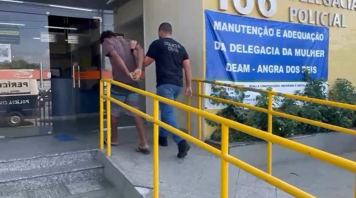 Homem em situação de rua é preso por suspeita de participação em furtos, em Angra dos Reis