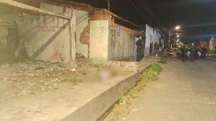 Homem de 53 anos é morto a tiros em calçada de rua na Zona Norte de Teresina