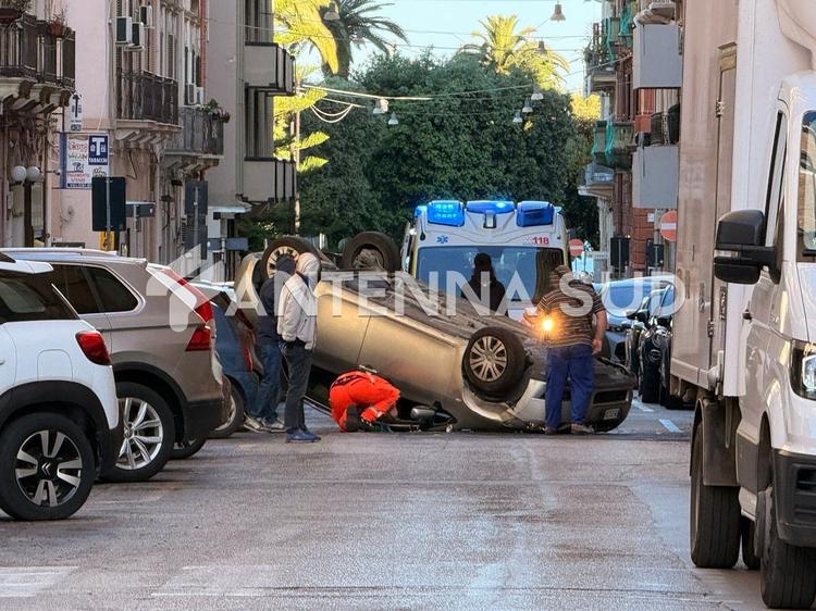 Taranto: auto si ribalta dopo schianto con tre vetture parcheggiate