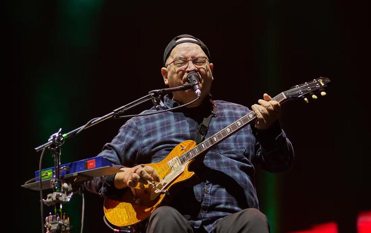 Os Paralamas do Sucesso resume décadas de hits em show do João Rock