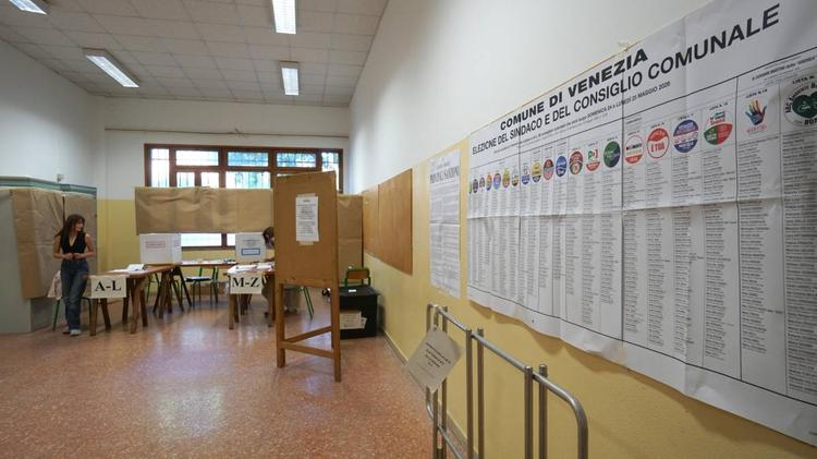 Elezioni amministrative, si vota in 894 Comuni. Alle 23 affluenza al 46,31%