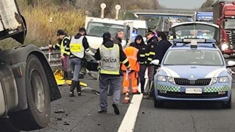 Incidente lungo l’A1, scontro tra camion e tir: muore un 60enne