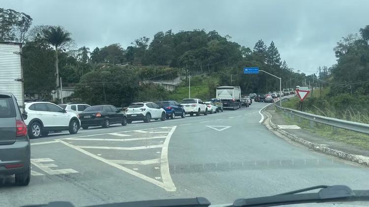 Obra interdita metade da pista da Mogi-Bertioga na tarde desta sexta-feira