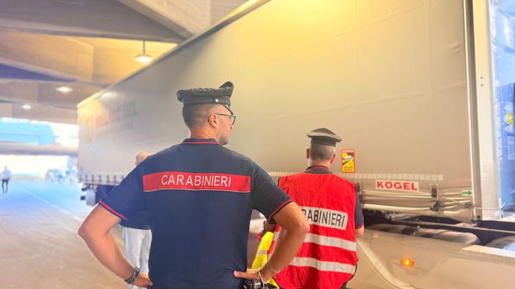 Taranto, Tir si incastra sotto il cavalcavia di via Dante: traffico rallentato