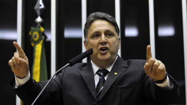 Justiça manda Garotinho cumprir pena que suspende direitos políticos