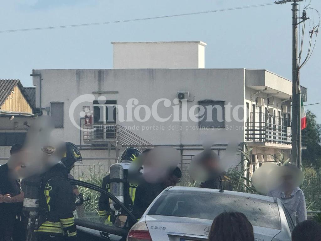 Auto in fiamme in via Magna Grecia a Capaccio Paestum, intervengono i Vigili del Fuoco