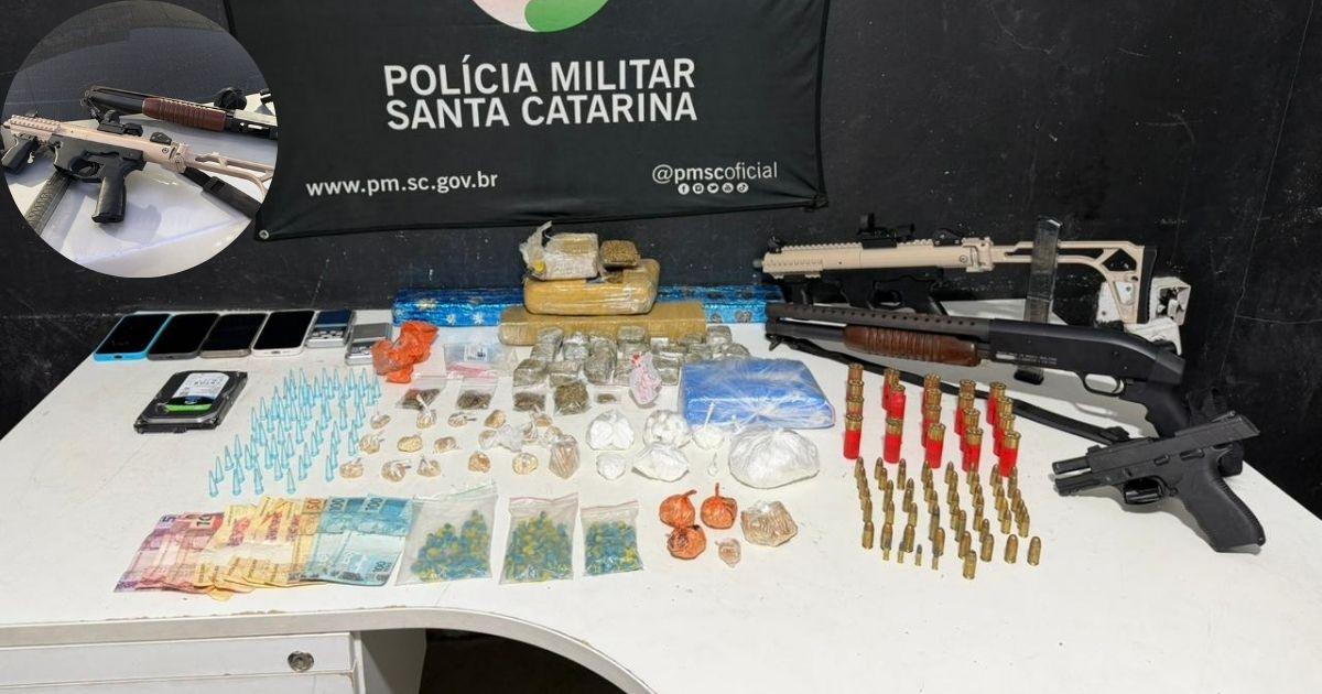 Submetralhadora, espingarda e pistola são apreendidas em operação contra o tráfico em Itajaí; mais de 7 kg de drogas são encontrados
