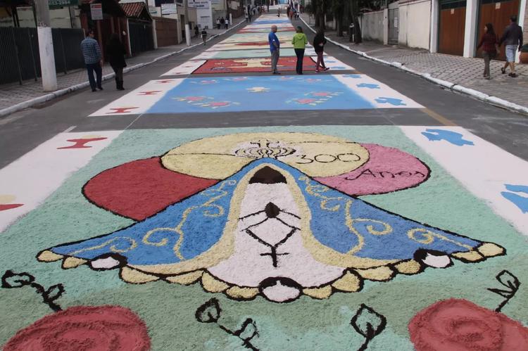 Corpus Christi: Canção Nova explica o significado da data e a tradição dos tapetes nas ruas