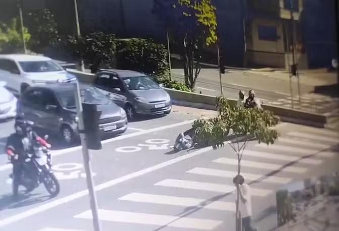 VÍDEO: câmera de segurança mostra momento em que tenente da Rota é baleado por dupla em moto