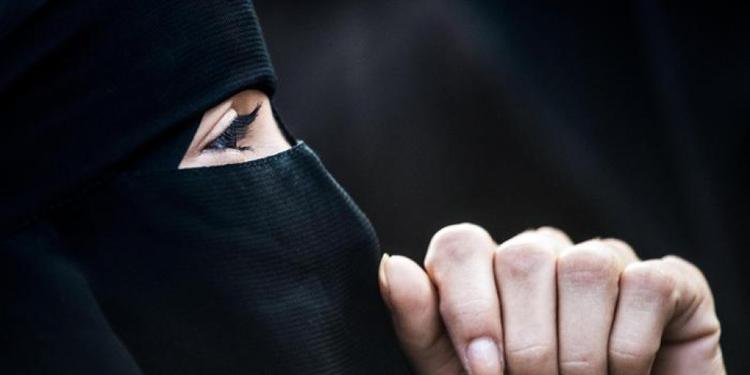 «Dispositivi violenti inventati da uomini impauriti»: l'Autorità garante vieta burqa e niqab a scuola