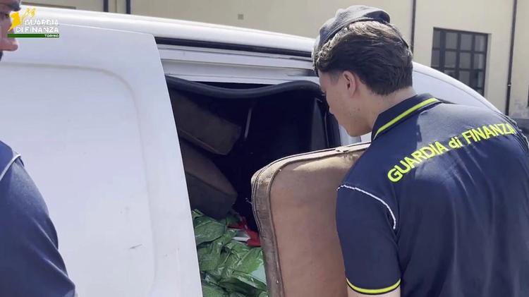 ALBA – Arrestato 43enne: era in possesso di oltre trecento chili di tabacco per narghilè