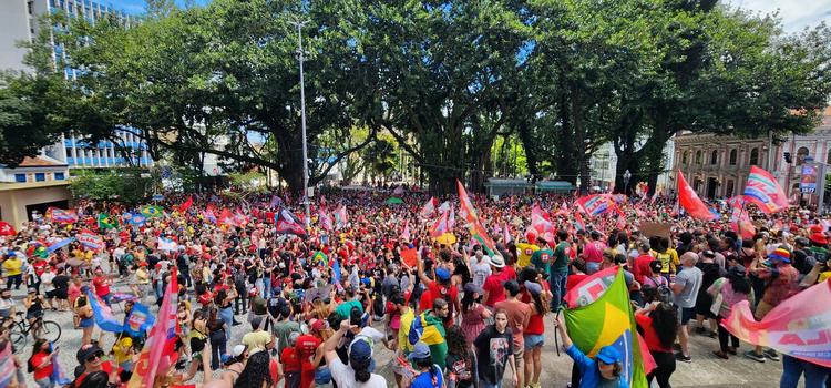 Apoiadores de Lula fazem ato pelas ruas de Florianópolis