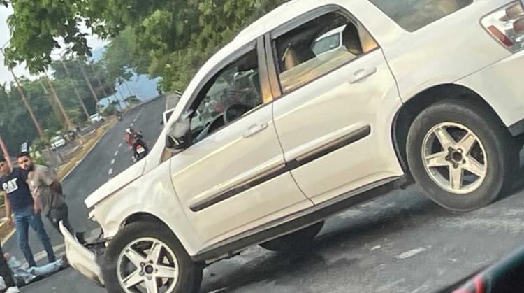 Intenta dar vuelta en U en Mazatepec y provoca fuerte choque contra motociclista