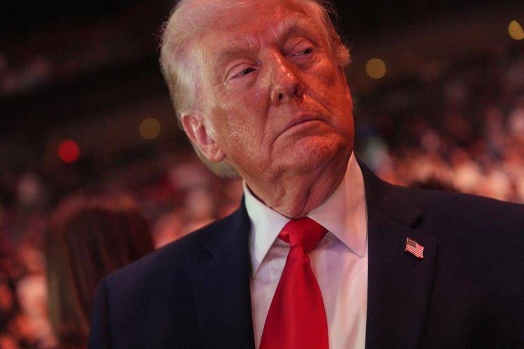 Trump: “Ue non rispetta accordo, dazi al 25% su camion e auto”. Europarlamento: “Inaccettabile”