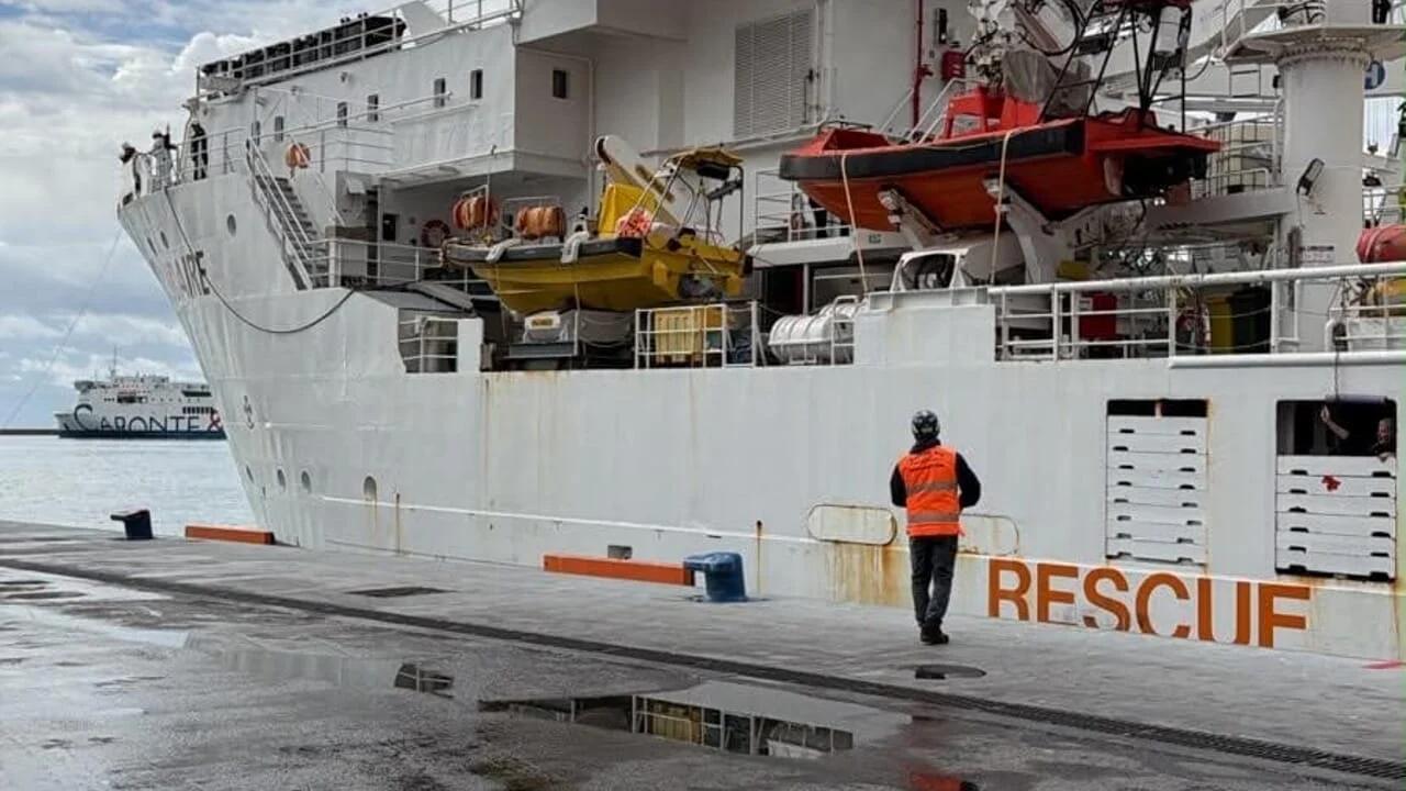 Salerno, approdata la nave Solidaire: in salvo 14 migranti, metà sono minori